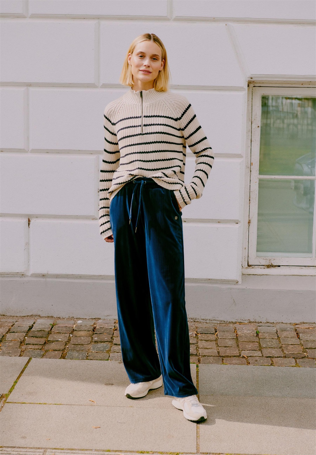 Oxmo OXEBBA WIDE LEG - Jogginghose - dress blues/blau