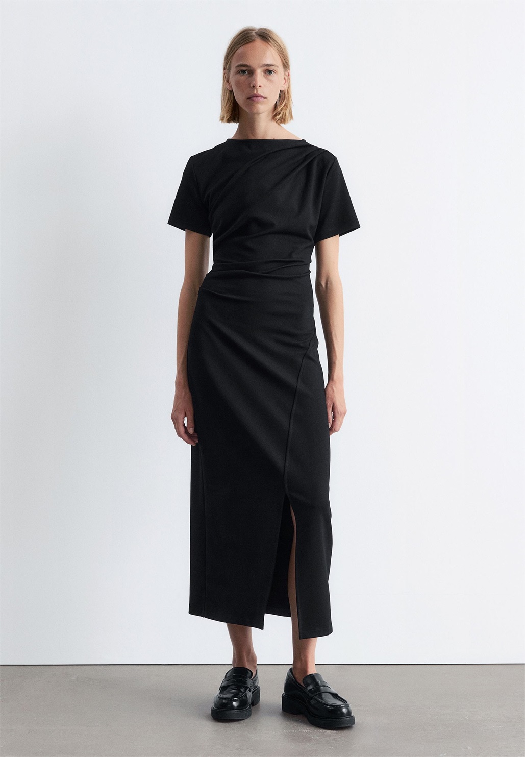 & other stories DRAPED SHORT-SLEEVE MIDI - Jerseykleid - black/schwarz