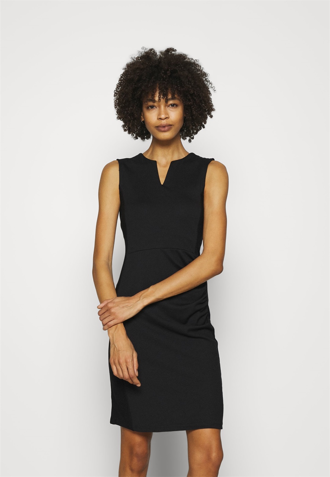 Anna Field SLEEVELESS HIGH V NECKLINE DRESS - Etuikleid - black/schwarz