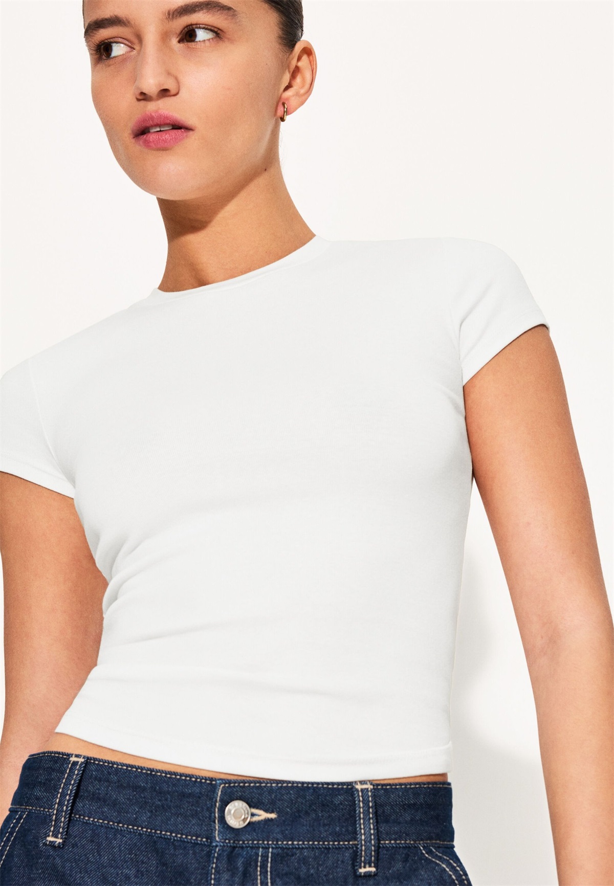 Bershka SHORT SLEEVES WITH A ROUND NECK - T-Shirt basic - white/weiß