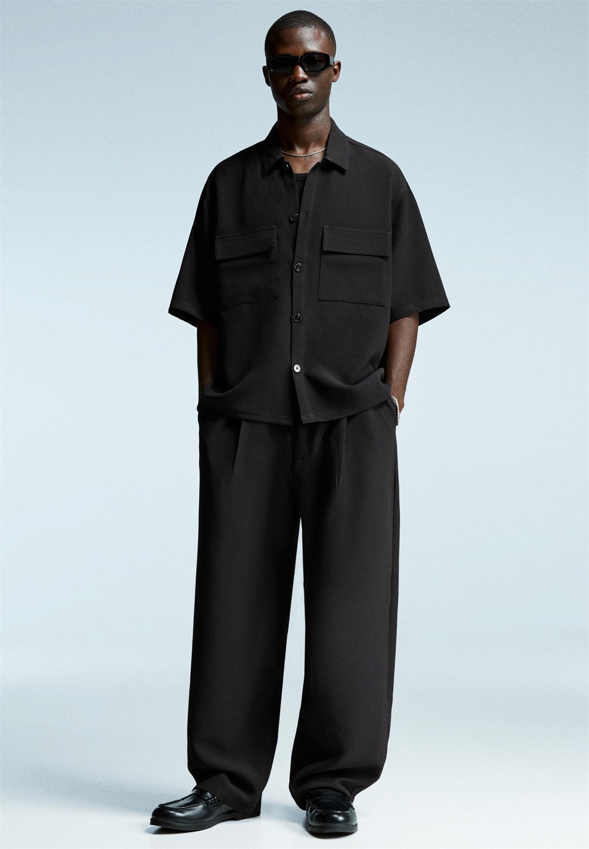 Bershka SUPER BAGGY - Stoffhose - black/schwarz