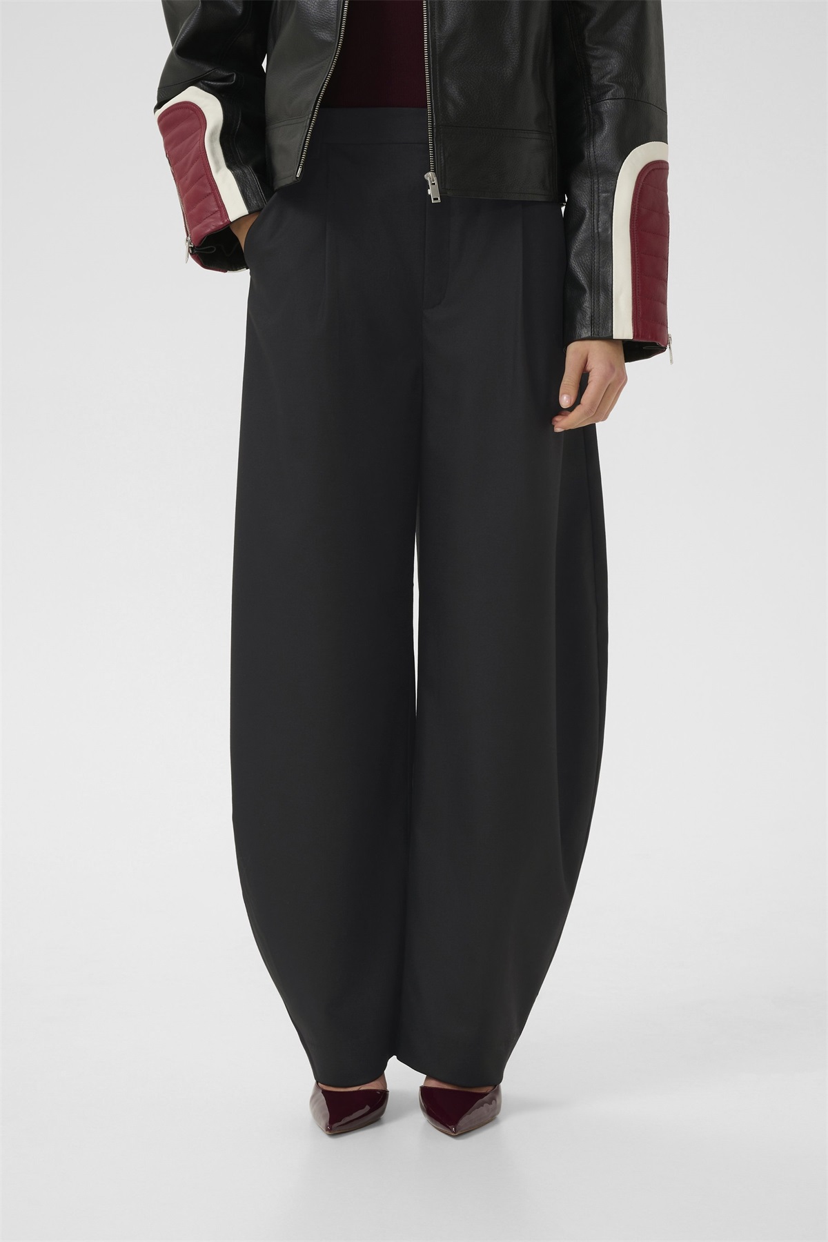 Gestuz CALLIA BARREL PANTS - Stoffhose - black/schwarz