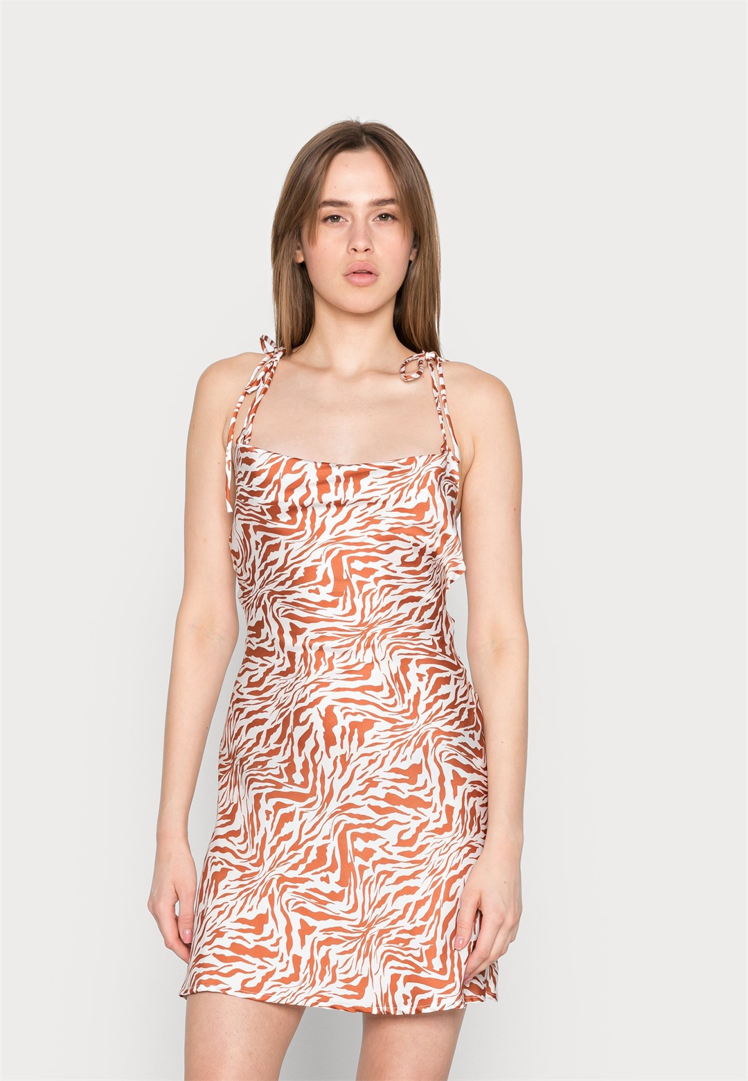 Glamorous TIE BACK MINI COWL DRESS - Freizeitkleid - tan/mehrfarbig