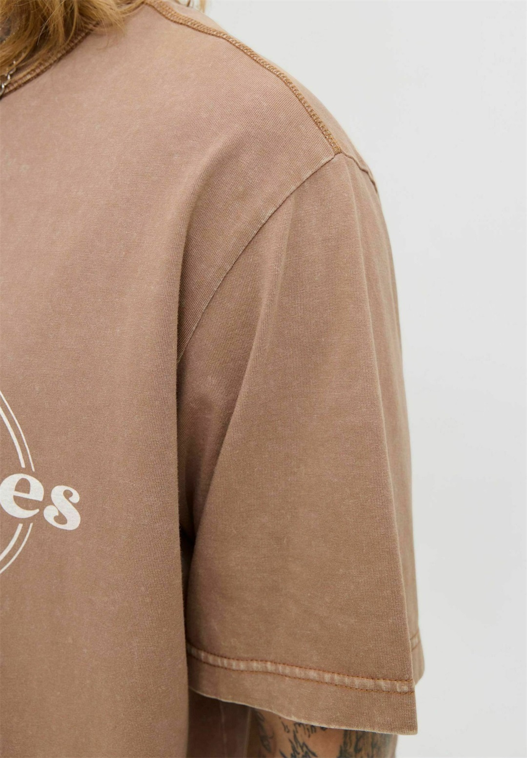 Jack & Jones JJEDOVER TEE CREW NECK - T-Shirt print - monks robe/camel