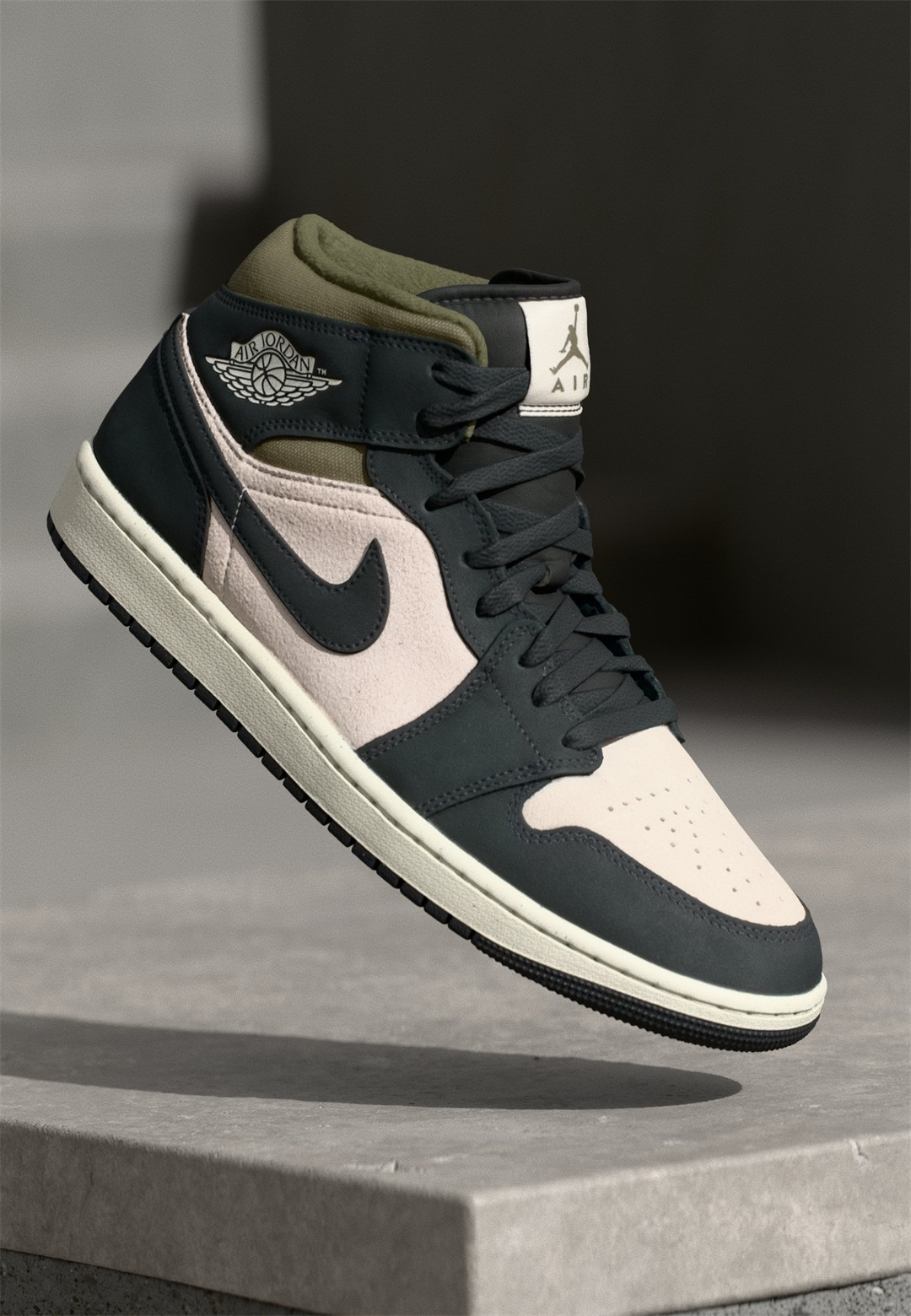 Jordan AIR JORDAN 1 MID SE UNISEX - Sneaker high - light orewood brown/off noir/med olive/sail/braun