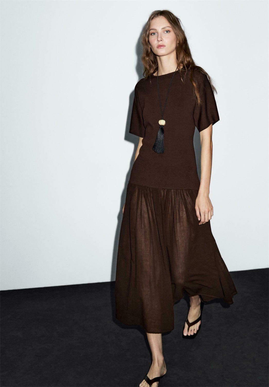 Massimo Dutti LONG WITH CONTRAST GATHERED DETAIL - Freizeitkleid - dark brown/dunkelbraun