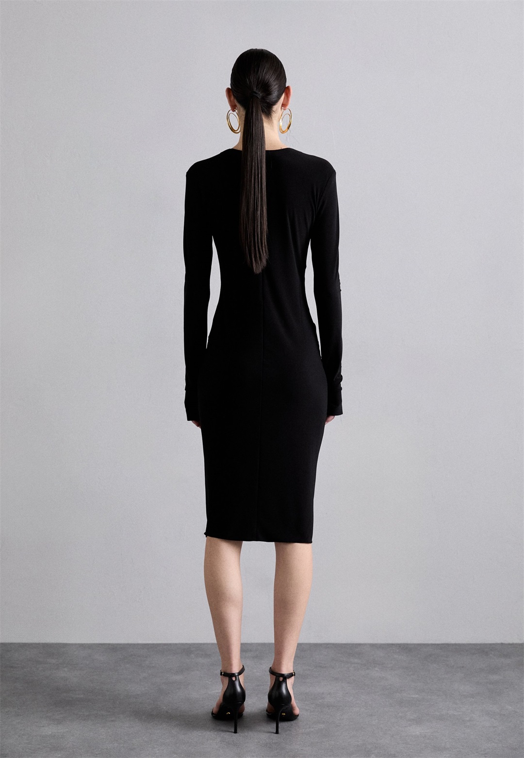 Norma Kamali LONG SLEEVE V NECK SHIRRED FRONT DRESS TO KNEE - Jerseykleid - black/schwarz