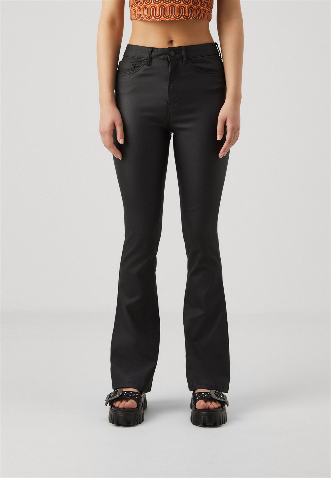 Noisy May NMSALLIE FLARE COATED PANTS - Stoffhose - black/schwarz