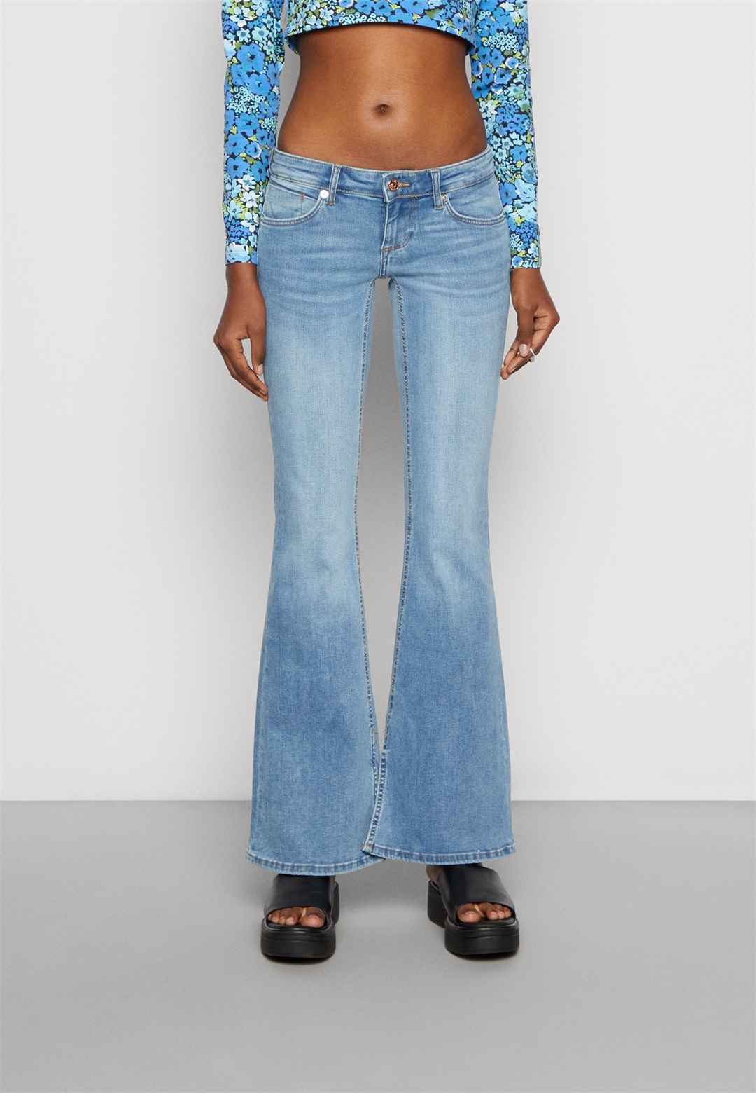 ONLY ONLCORAL ANKLE SLIT FLARED - Flared Jeans - light blue denim/blue denim