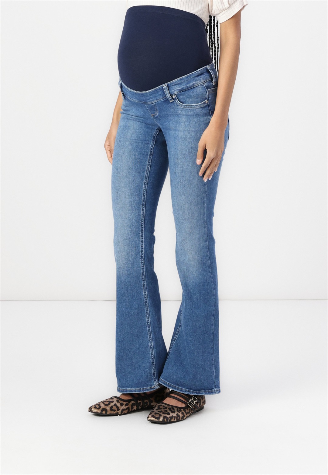 ONLY MATERNITY OLMBLUSH FLARED - Flared Jeans - medium blue denim/blue denim