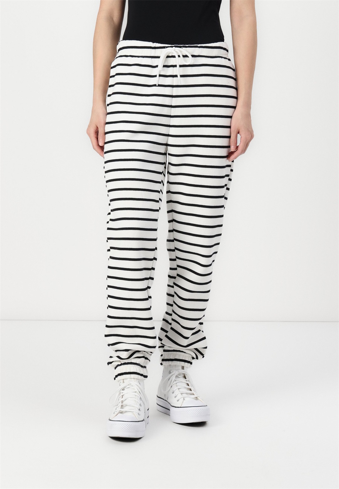 Pieces PCCHILLI PANTS STRIPES - Jogginghose - cloud dancer/black/offwhite