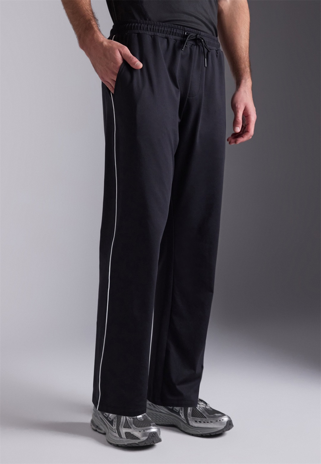 Pier One Sport REGULAR FIT TRACKSUIT WITH DRAWCORD - Jogginghose - black/schwarz