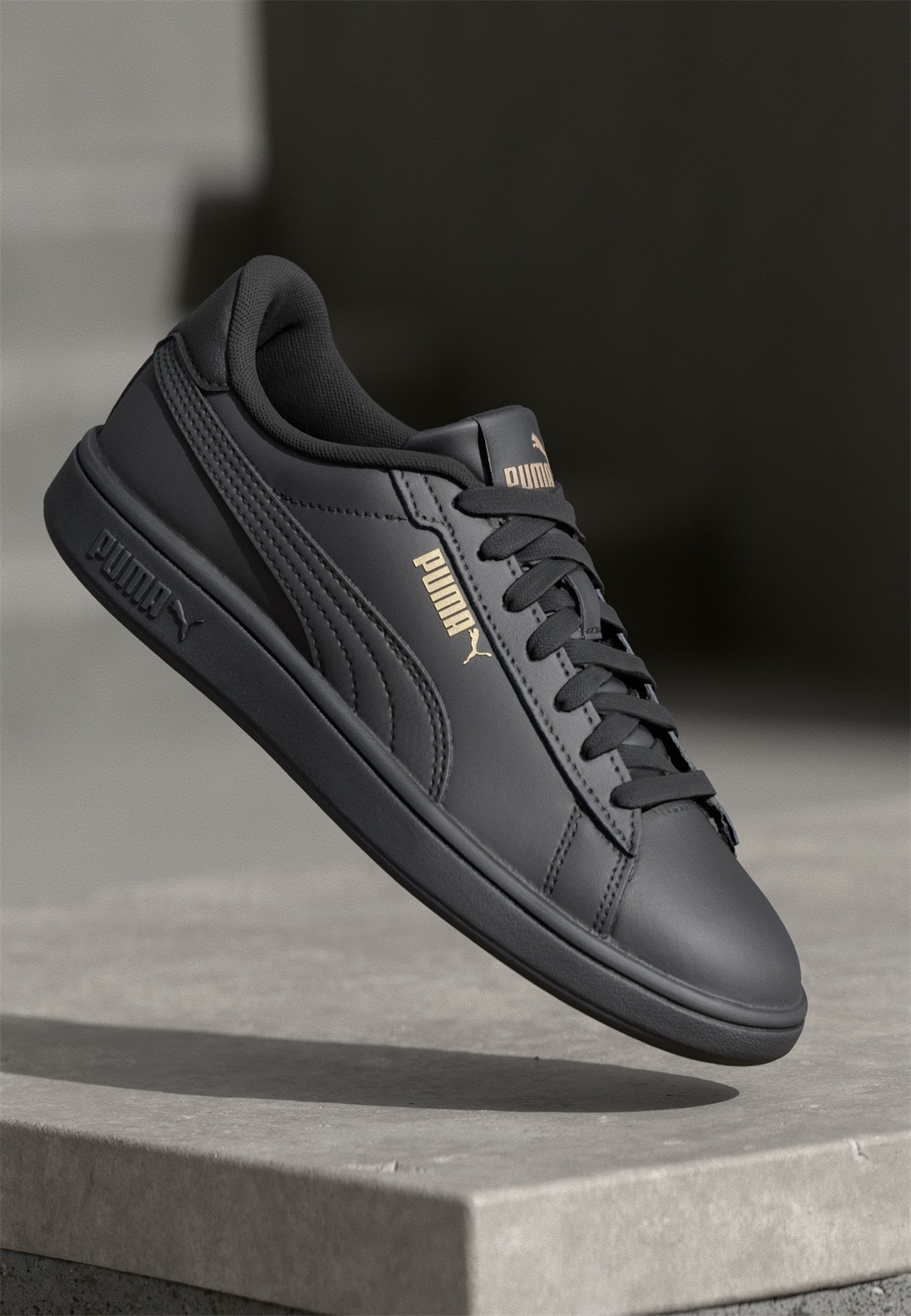 Puma SMASH - Sneaker low - black gold black/schwarz