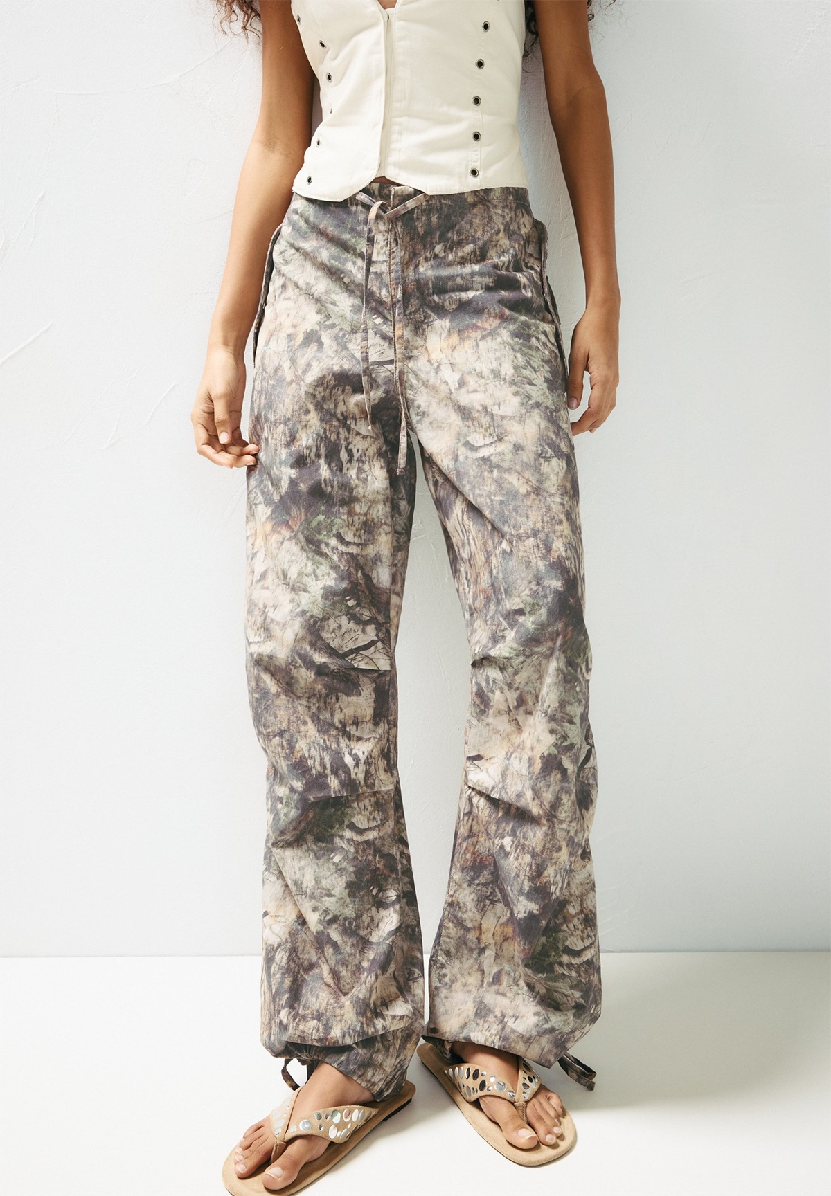 PULL&BEAR LEAF PARACHUTE - Stoffhose - brown/braun