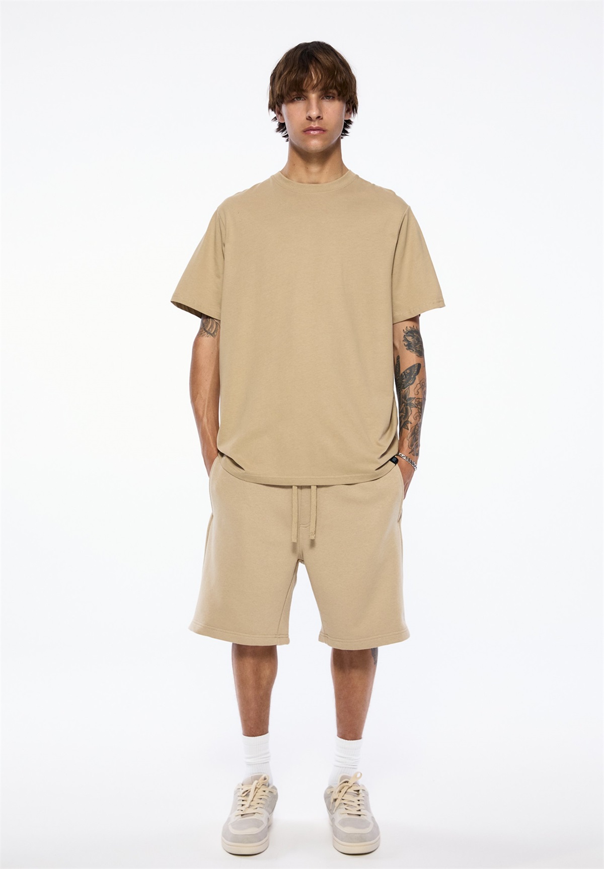 PULL&BEAR SET BERMUDA SHORTS AND T-SHIRT - Jogginghose - sand
