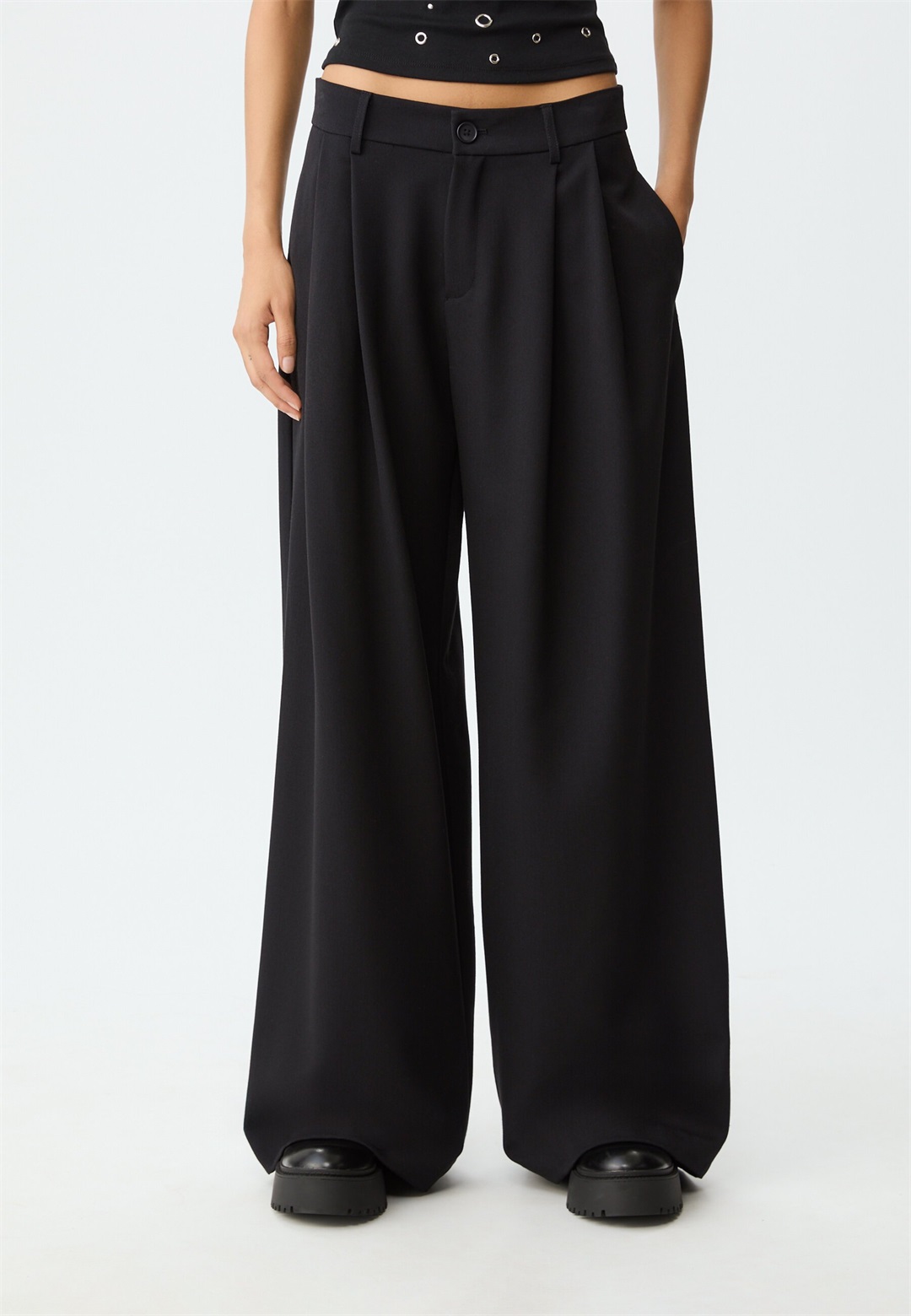 Stradivarius WIDE LEG SMART WITH DARTS - Stoffhose - black/schwarz