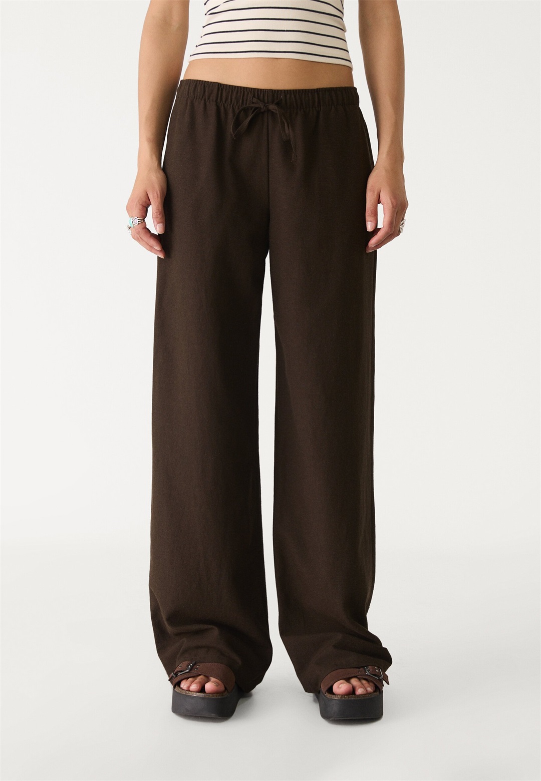 Stradivarius DRAWSTRING - Stoffhose - dark brown/dunkelbraun