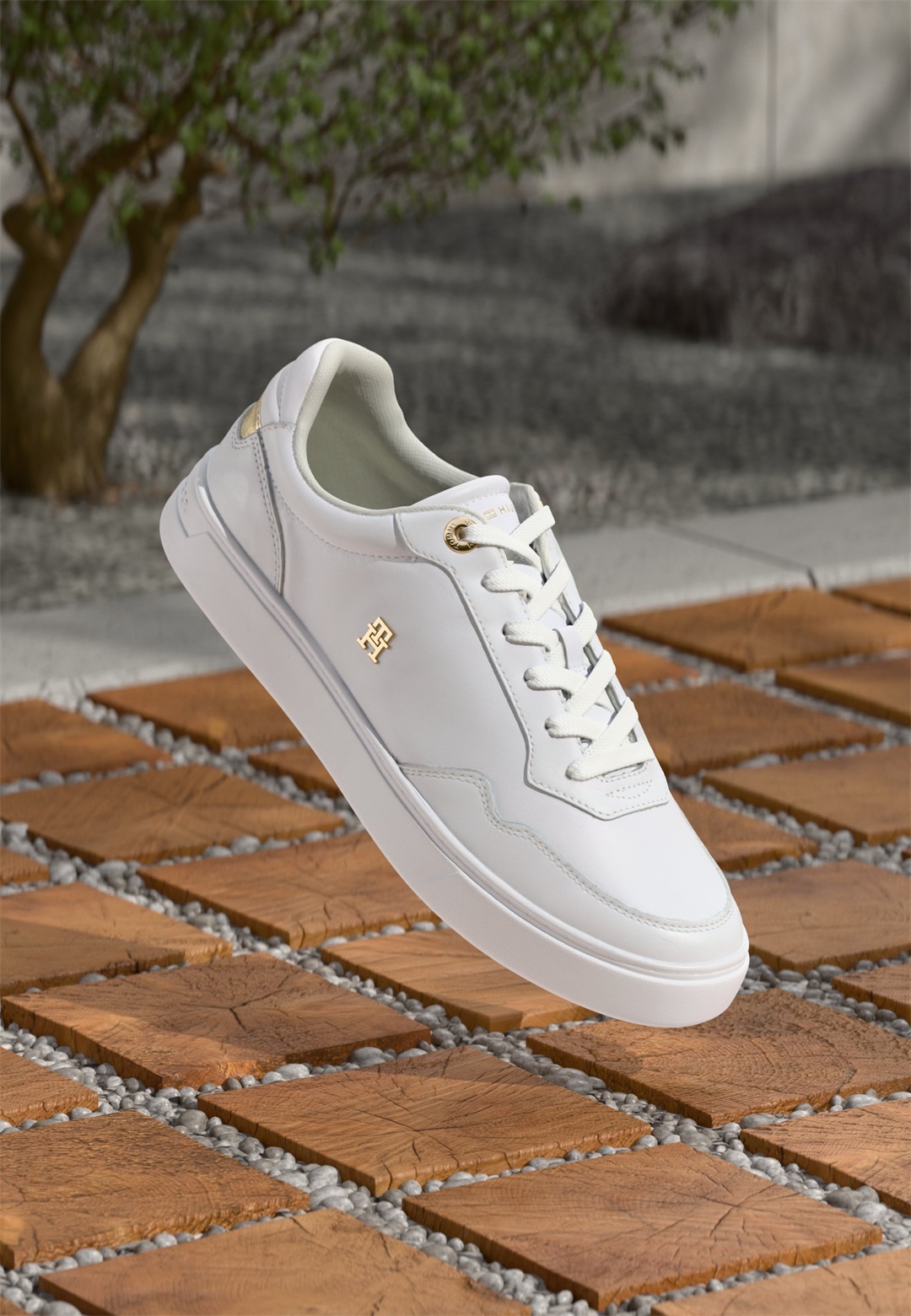 Tommy Hilfiger ESSENTIAL ELEVATED COURT - Sneaker low - white/gold-coloured/goldfarben