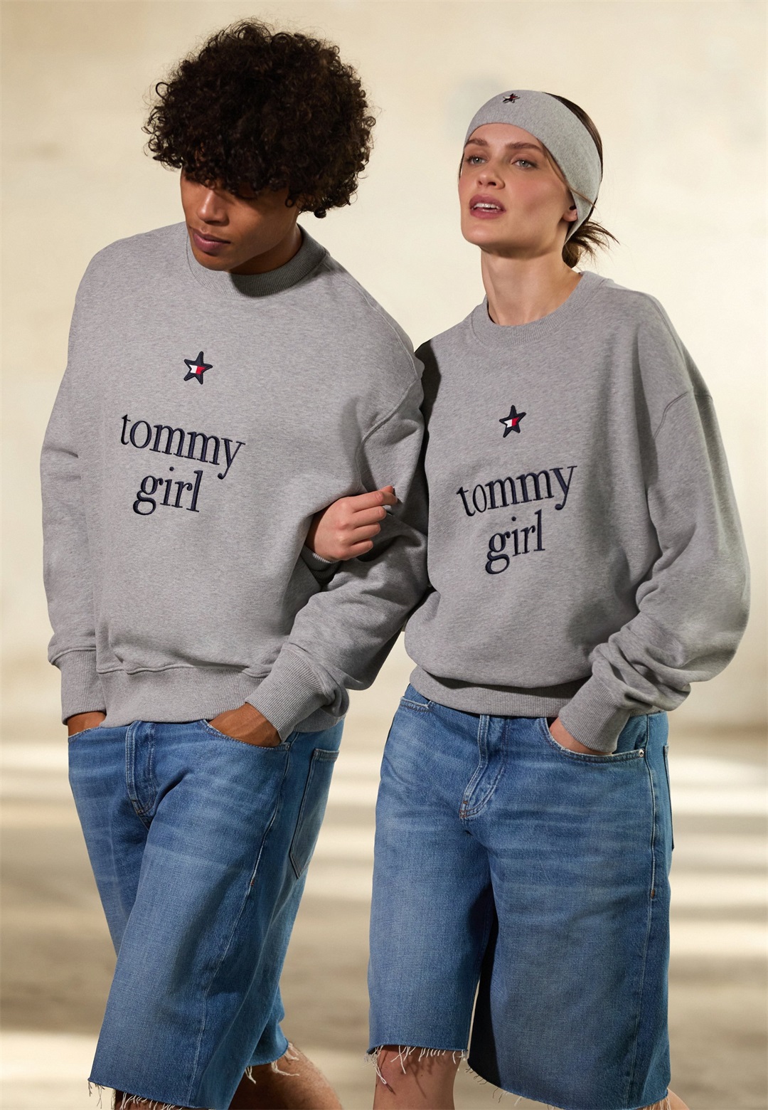 Tommy Jeans GIRL GRAPHIC CREW NECK UNISEX - Sweatshirt - light grey/grau