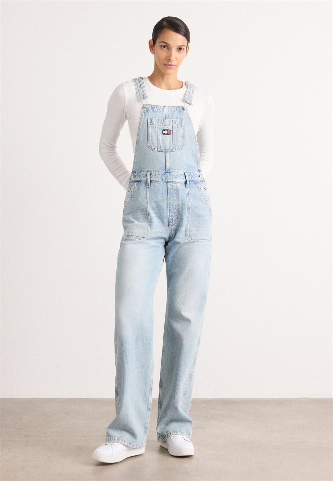 Tommy Jeans MIA DUNGAREE - Latzhose - denim light/light-blue denim