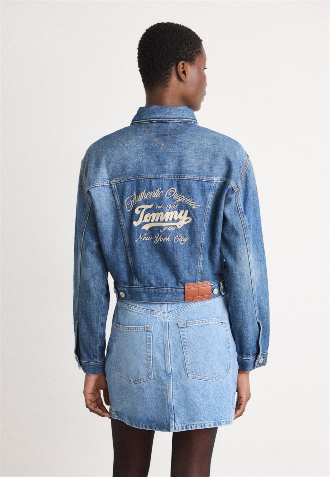 Tommy Jeans PLEATED TRUCKER JACKET - Jeansjacke - denim medium/blue denim