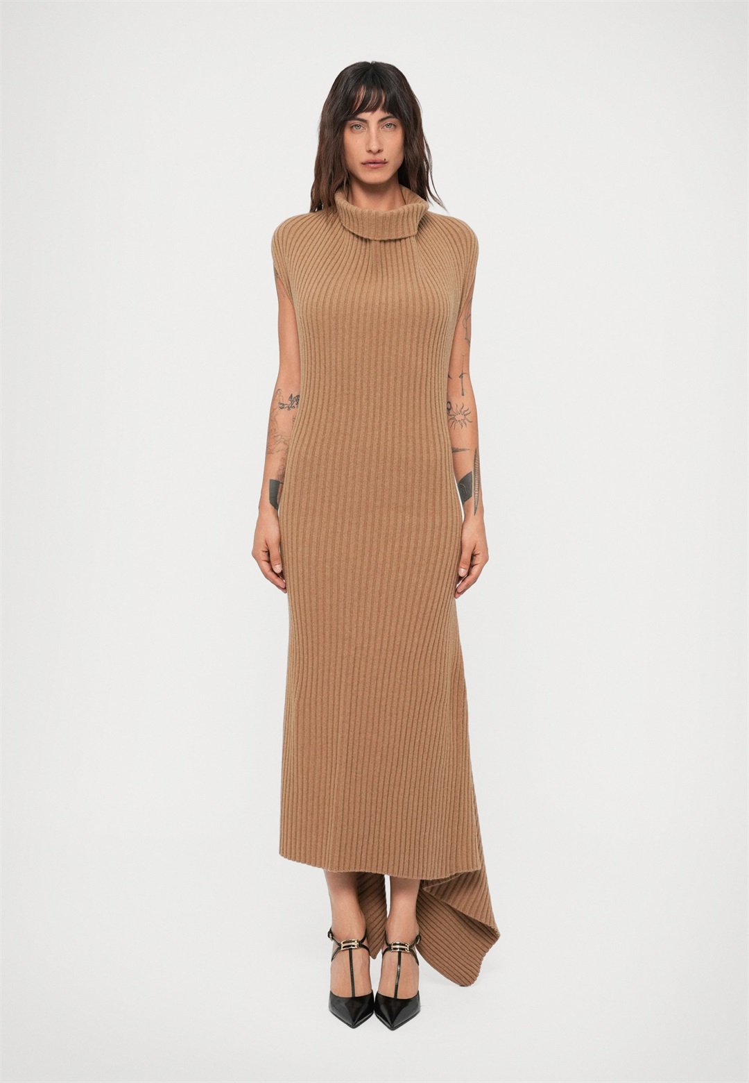 Victoria Beckham DRAPED SLEEVELESS DRESS - Strickkleid - dark caramel/camel