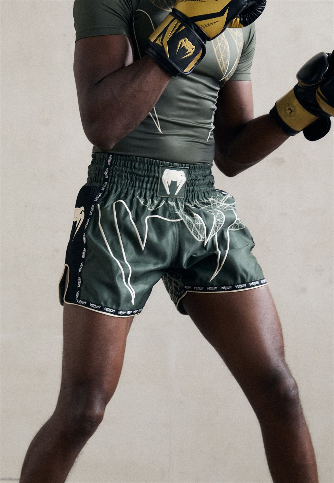 Venum SERPENTI MUAY THAI SHORTS - Kurze Sporthose - khaki/bronze-coloured/ivory/khaki