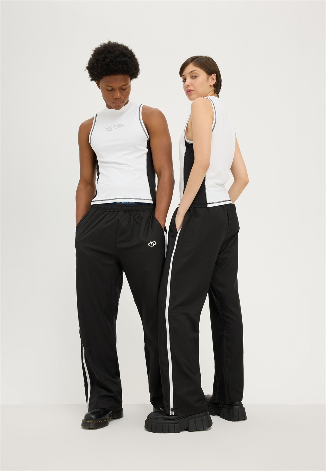 YOURTURN UNISEX - Jogginghose - black/schwarz