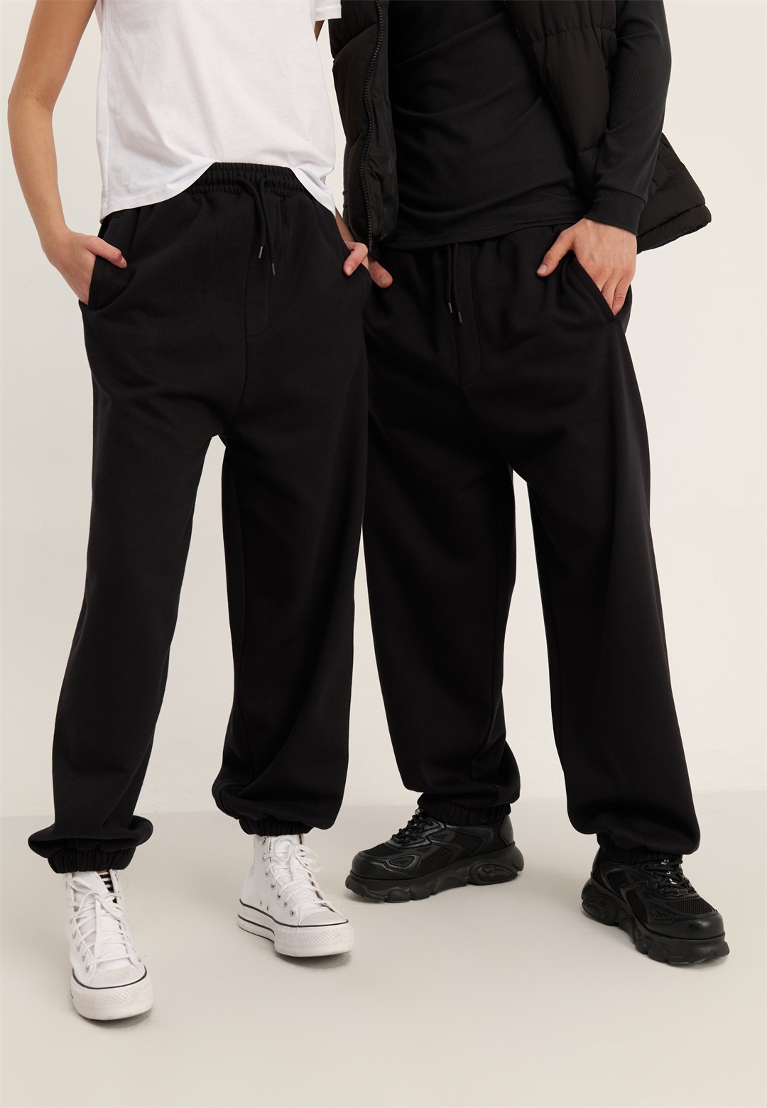 YOURTURN UNISEX - Jogginghose - black/schwarz