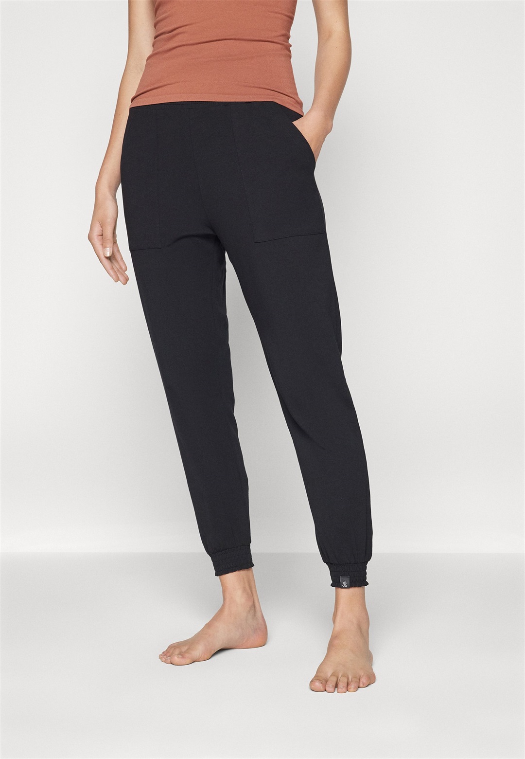 Yogasearcher MORJIM TAPERED PANTS - Jogginghose - black/schwarz